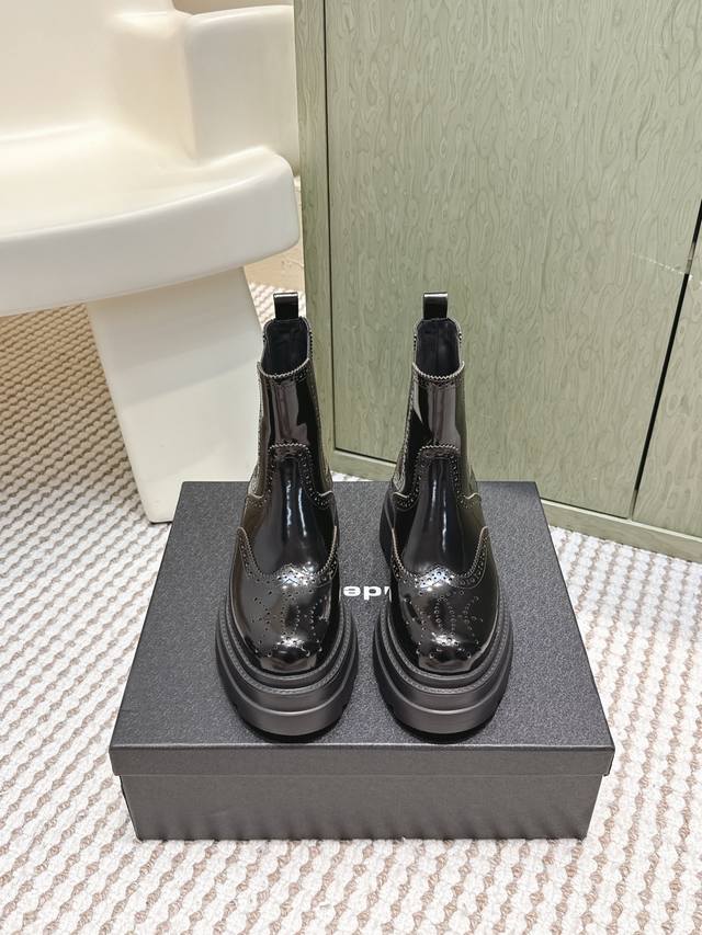 代购级 Alexander Wang 亚历山大王 25秋冬最新款 Carter厚底靴 辣妺标配海莉同款亚历山大王厚底鞋绝对是腿精必备神器，低调百搭的黑色 进口亮