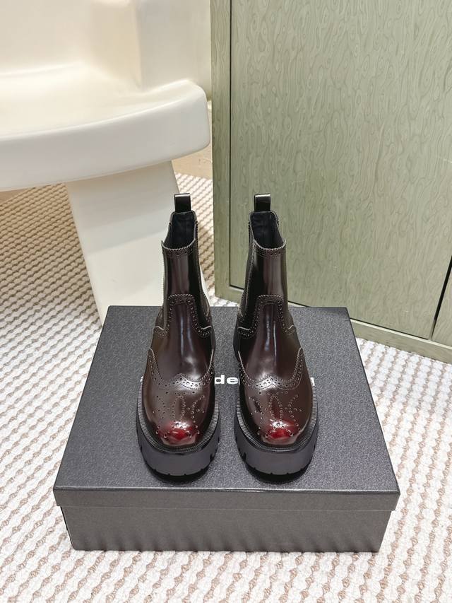 代购级 Alexander Wang 亚历山大王 25秋冬最新款 Carter厚底靴 辣妺标配海莉同款亚历山大王厚底鞋绝对是腿精必备神器，低调百搭的黑色 进口亮