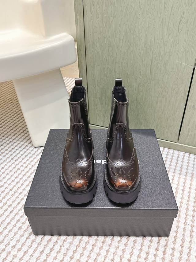 代购级 Alexander Wang 亚历山大王 25秋冬最新款 Carter厚底靴 辣妺标配海莉同款亚历山大王厚底鞋绝对是腿精必备神器，低调百搭的黑色 进口亮