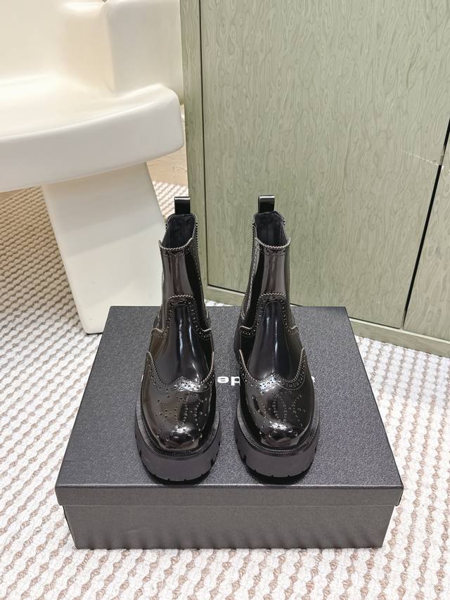 代购级 Alexander Wang 亚历山大王 25秋冬最新款 Carter厚底靴 辣妺标配海莉同款亚历山大王厚底鞋绝对是腿精必备神器，低调百搭的黑色 进口亮