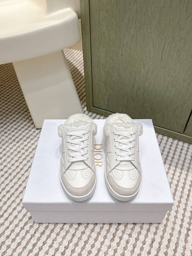 代购级 Dior 迪奥 Star 运动毛毛鞋半托鞋 这款 Dior Star 运动鞋延续经久不衰的轮廓，是新款经典单品。采用白色牛皮革精心制作，饰以同色调绒面牛