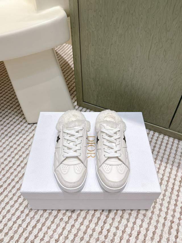 代购级 Dior 迪奥 Star 运动毛毛鞋半托鞋 这款 Dior Star 运动鞋延续经久不衰的轮廓，是新款经典单品。采用白色牛皮革精心制作，饰以同色调绒面牛