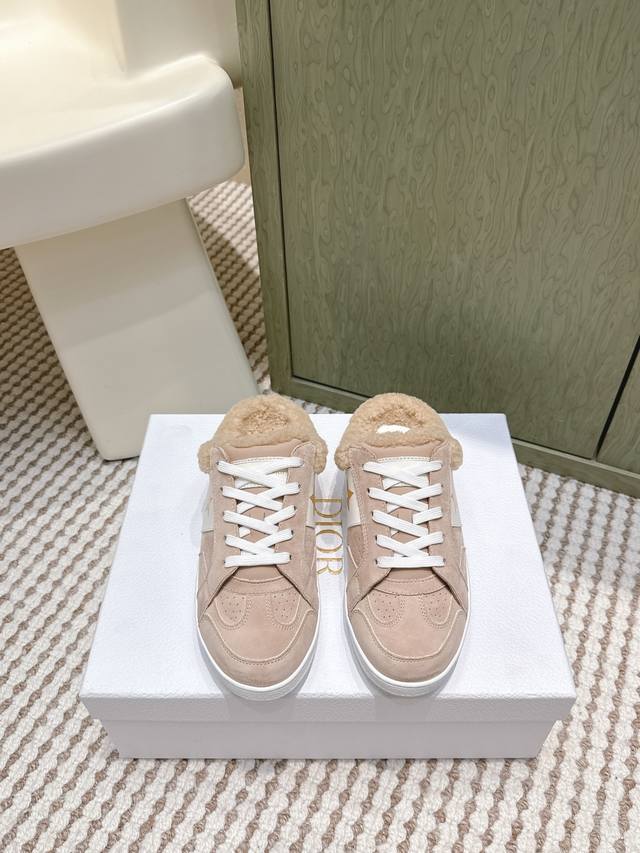 代购级 Dior 迪奥 Star 运动毛毛鞋半托鞋 这款 Dior Star 运动鞋延续经久不衰的轮廓，是新款经典单品。采用白色牛皮革精心制作，饰以同色调绒面牛