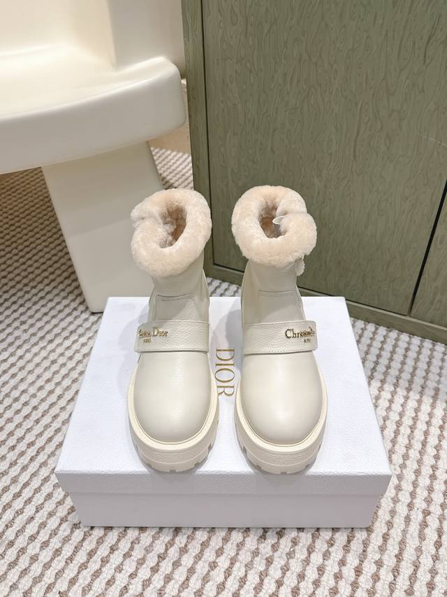 代购级 Dior-Mor系列朋克风防寒保暖毛毛女靴 2025秋冬新款明星同款字母Logo五金皮带扣侧拉链机车靴 厚底圆头一脚蹬骑士短靴 材质：鞋面进口全粒面小牛