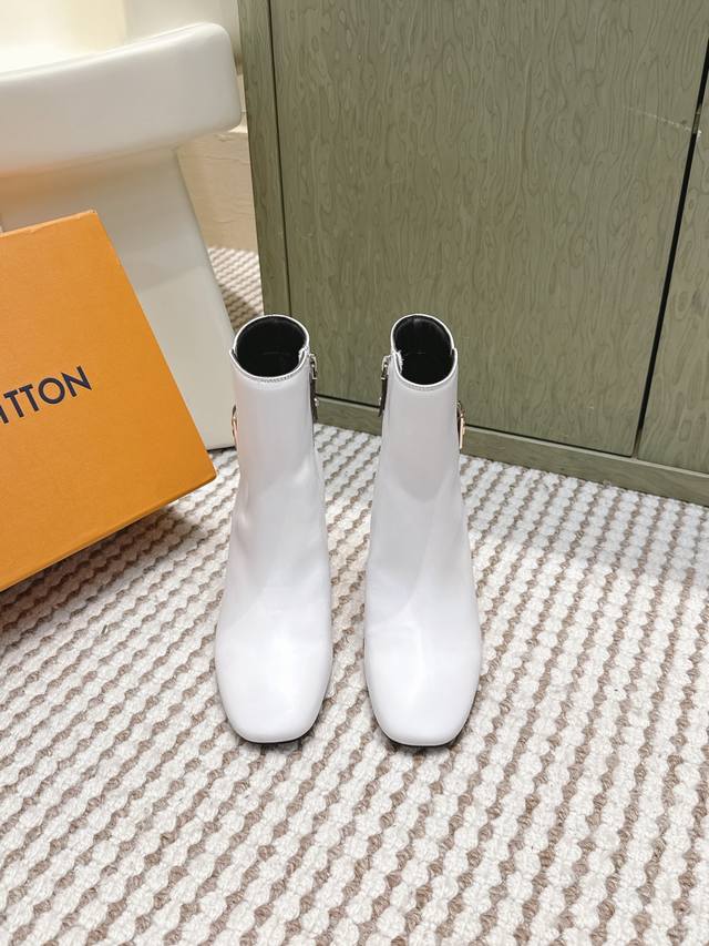 代购级 Louis Vuitton 25Ss 秋冬新款简约圆头小牛皮高跟短靴 原版套楦，完美的线条，简约大气上脚显气质粗跟舒适百搭 还能拉长双腿显高显瘦显腿长，