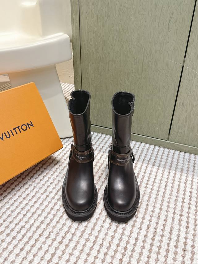 代购级 Louis Vuitton 25Ss Lv驴牌秋冬新款高跟短靴 楦型百搭瘦脚Yyds.造型立体饱满，气质满满 上脚舒适 非常复古风、气场十足，加原版老花