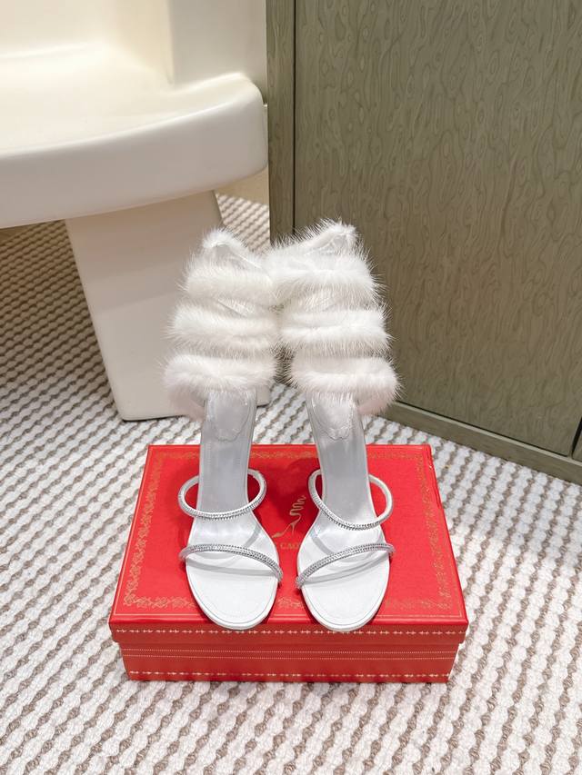 代购级 Rene Caovilla经典的蛇形绊带缠绕兔毛毛高跟凉鞋 凸现优美腿型 见证你的璀璨高光时刻 ，经典蛇形造型和飘逸软兔毛相结合 ，皮草缀饰细高跟凉鞋新