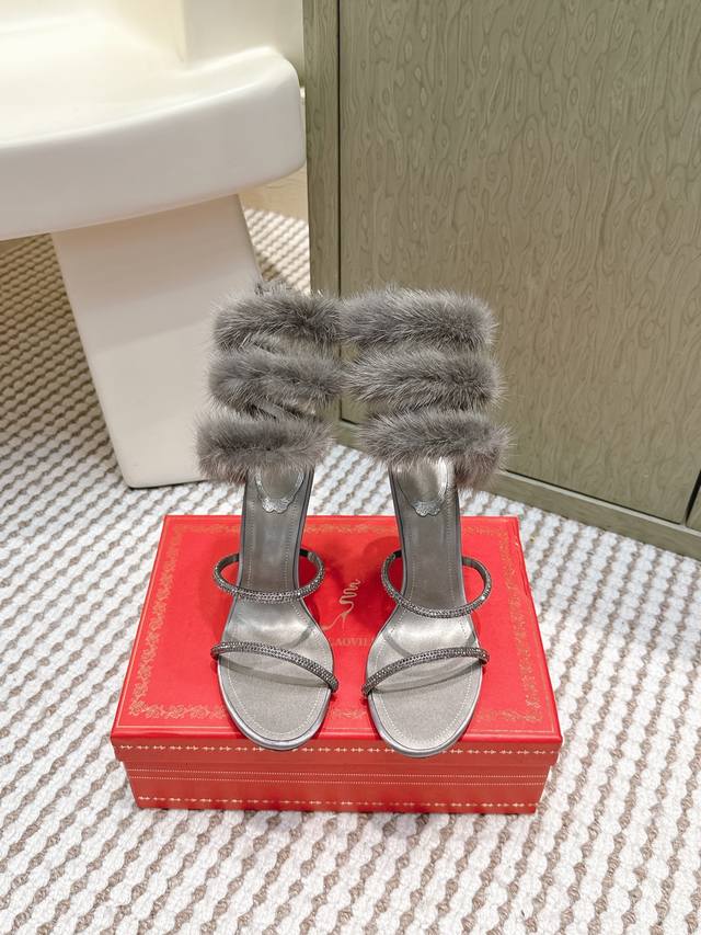 代购级 Rene Caovilla经典的蛇形绊带缠绕兔毛毛高跟凉鞋 凸现优美腿型 见证你的璀璨高光时刻 ，经典蛇形造型和飘逸软兔毛相结合 ，皮草缀饰细高跟凉鞋新