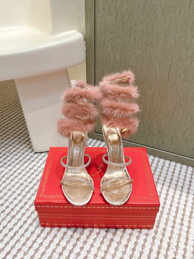 代购级 Rene Caovilla经典的蛇形绊带缠绕兔毛毛高跟凉鞋 凸现优美腿型 见证你的璀璨高光时刻 ，经典蛇形造型和飘逸软兔毛相结合 ，皮草缀饰细高跟凉鞋新