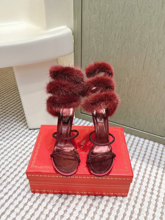 代购级 Rene Caovilla经典的蛇形绊带缠绕兔毛毛高跟凉鞋 凸现优美腿型 见证你的璀璨高光时刻 ，经典蛇形造型和飘逸软兔毛相结合 ，皮草缀饰细高跟凉鞋新