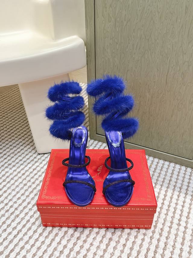 代购级 Rene Caovilla经典的蛇形绊带缠绕兔毛毛高跟凉鞋 凸现优美腿型 见证你的璀璨高光时刻 ，经典蛇形造型和飘逸软兔毛相结合 ，皮草缀饰细高跟凉鞋新