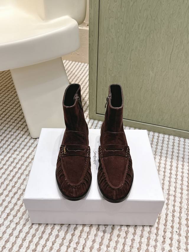 代购级 Yves Saint Laurent 25Ss新品Ysl小Logo高邦乐福鞋 标志性的小Logo是这双鞋的灵魂所在 以低调而精致的姿态呈现于鞋身之上。