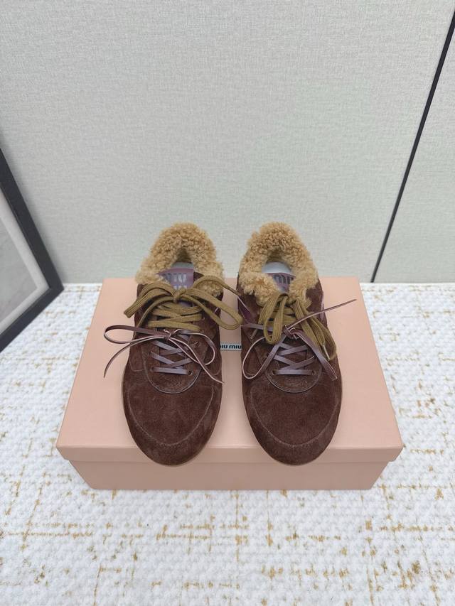 出厂 高版本 Miumiu缪缪最新走秀款复古毛毛鞋 德训鞋 官方秀场出镜率最高的单品 超多明星时尚博主种草 Miu系穿搭还是一如既往的火 时髦百搭即可咸又可甜