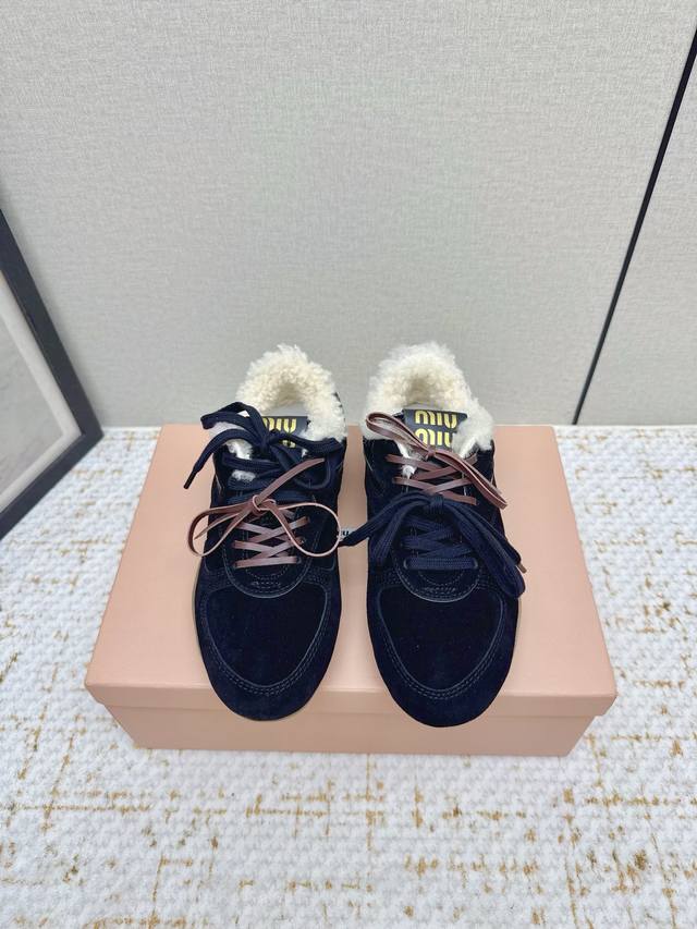 出厂 高版本 Miumiu缪缪最新走秀款复古毛毛鞋 德训鞋 官方秀场出镜率最高的单品 超多明星时尚博主种草 Miu系穿搭还是一如既往的火 时髦百搭即可咸又可甜