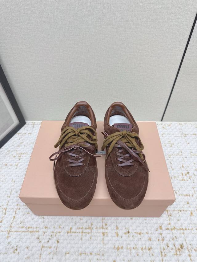 出厂 高版本 Miumiu缪缪最新走秀款复古毛毛鞋 德训鞋 官方秀场出镜率最高的单品 超多明星时尚博主种草 Miu系穿搭还是一如既往的火 时髦百搭即可咸又可甜