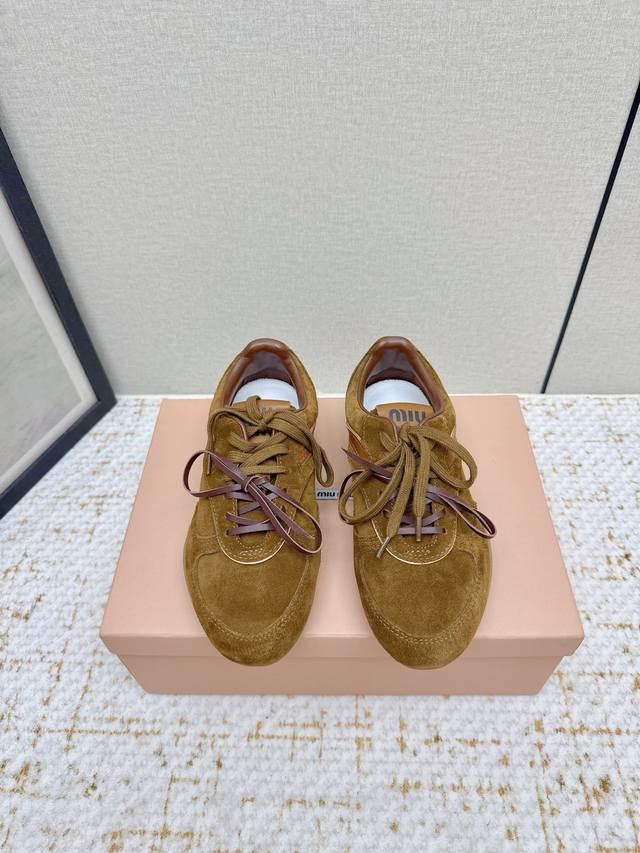 出厂 高版本 Miumiu缪缪最新走秀款复古毛毛鞋 德训鞋 官方秀场出镜率最高的单品 超多明星时尚博主种草 Miu系穿搭还是一如既往的火 时髦百搭即可咸又可甜