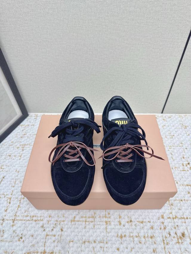 出厂 高版本 Miumiu缪缪最新走秀款复古毛毛鞋 德训鞋 官方秀场出镜率最高的单品 超多明星时尚博主种草 Miu系穿搭还是一如既往的火 时髦百搭即可咸又可甜