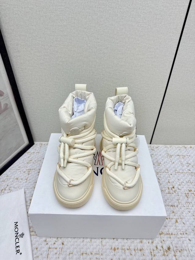出厂 高版本 Moncler2025新款雪地靴 奢华与功能的完美融合 行走的羽绒服:防水尼龙+加绒内里，-10℃也能暴走雪地 工业风美学:粗绳鞋带+撞色，机能感