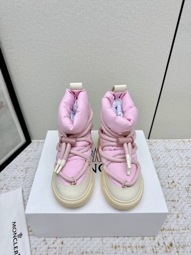 出厂 高版本 Moncler2025新款雪地靴 奢华与功能的完美融合 行走的羽绒服:防水尼龙+加绒内里，-10℃也能暴走雪地 工业风美学:粗绳鞋带+撞色，机能感