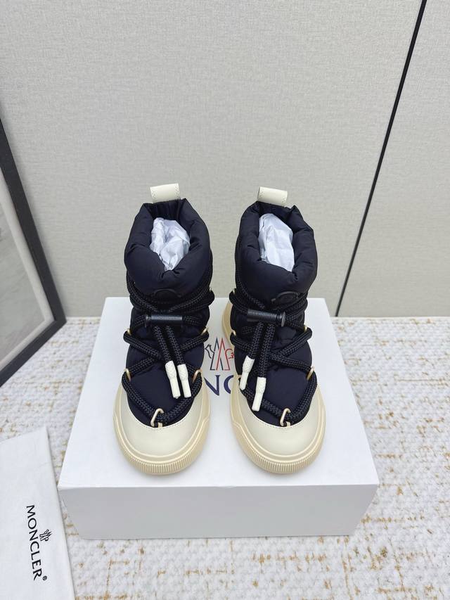 出厂 高版本 Moncler2025新款雪地靴 奢华与功能的完美融合 行走的羽绒服:防水尼龙+加绒内里，-10℃也能暴走雪地 工业风美学:粗绳鞋带+撞色，机能感