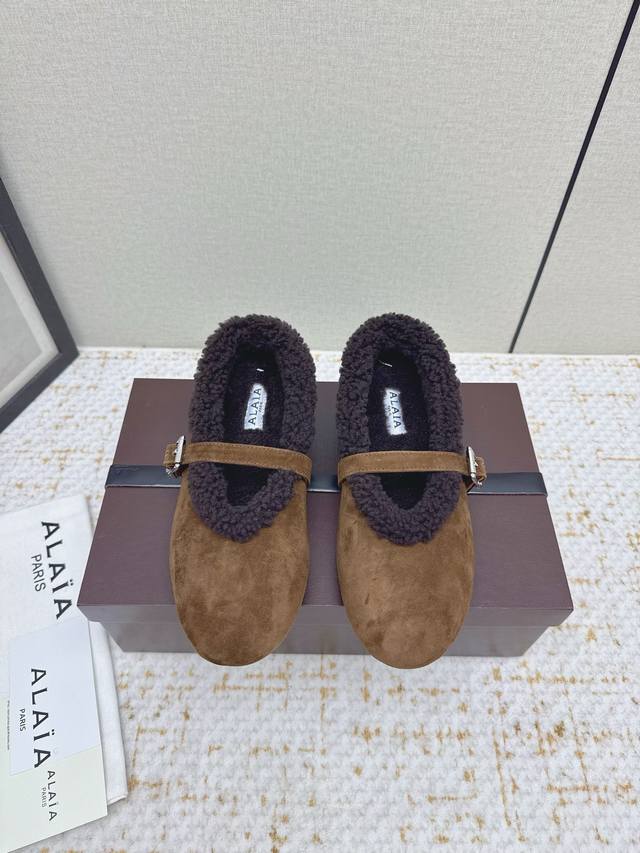出厂 高版本 Alaia｜阿莱亚25Ss秋冬新品平底玛丽珍毛毛鞋颗粒羊羔毛保暖包子鞋！ 原版1：1进口颗粒羊羔毛 小众潮牌秋冬季不可错过的时尚单品 鞋面采用优质