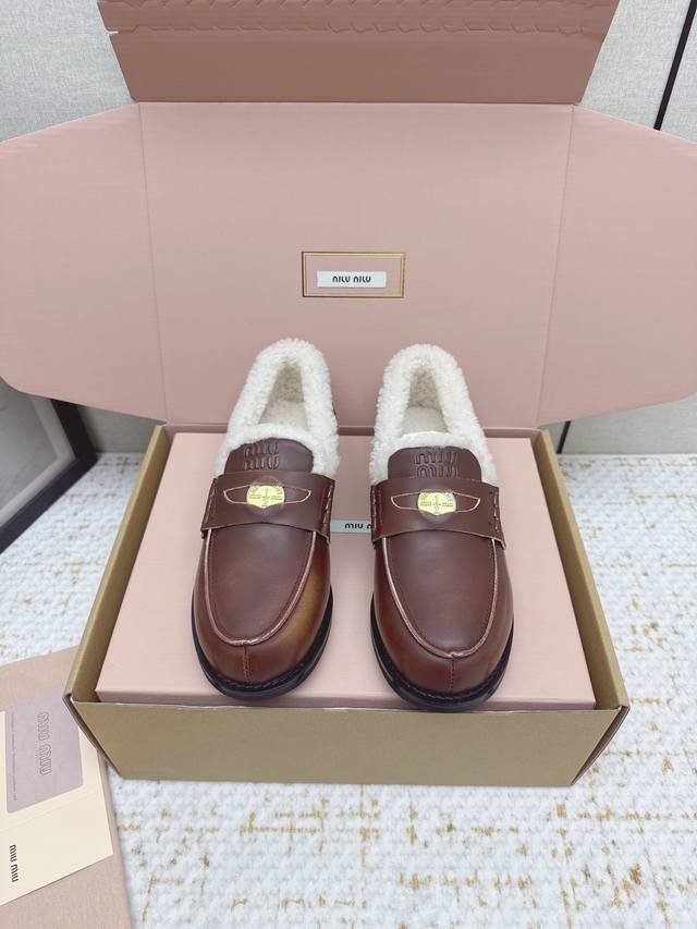 出厂 高版本 Miu Miu缪缪秋冬最新款钱币乐福鞋 毛毛鞋 超多明星时尚博主种草 毛茸茸的看着就暖和 新出的小钱币 真的让人一整个心都融化 除了中间夹着一颗钱