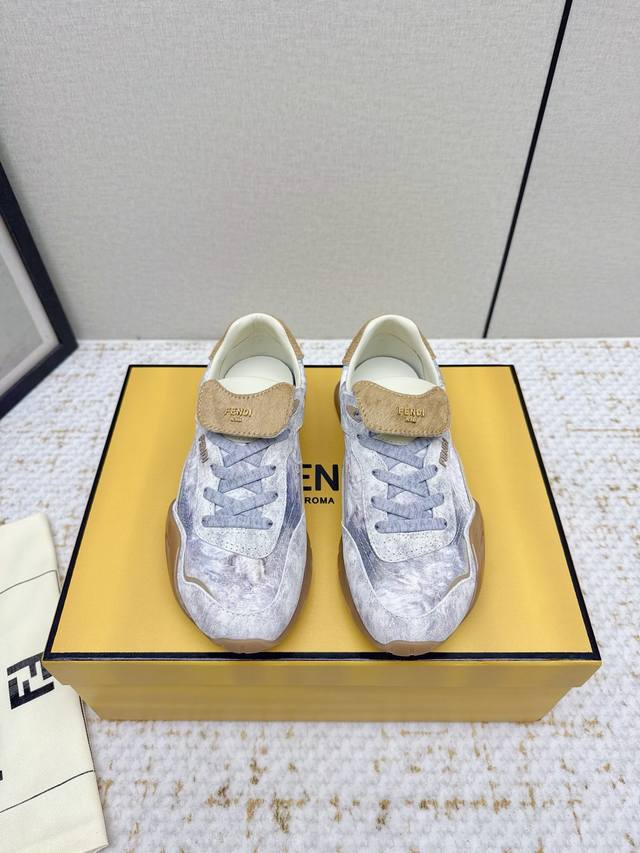 出厂女 男 高版本 Fendi新品速递--德训女鞋10月新品女士德训鞋到货，是精致氛围感的神 奶杏色压纹盒子包，金扣+流苏细节显贵又俏皮 还有这双德训鞋，马毛鞋