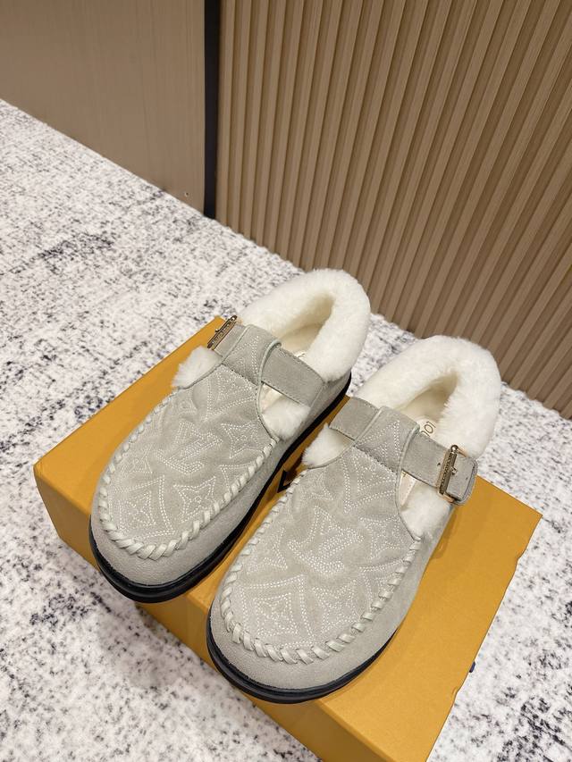 顶级版本： Lv路易威登 L家驴牌 Colorado系列 毛绒 玛丽珍 毛毛鞋 原版购入开发 做货 Colorado 毛绒玛丽珍鞋以绒面牛皮革呈现丝绒质感，搭配