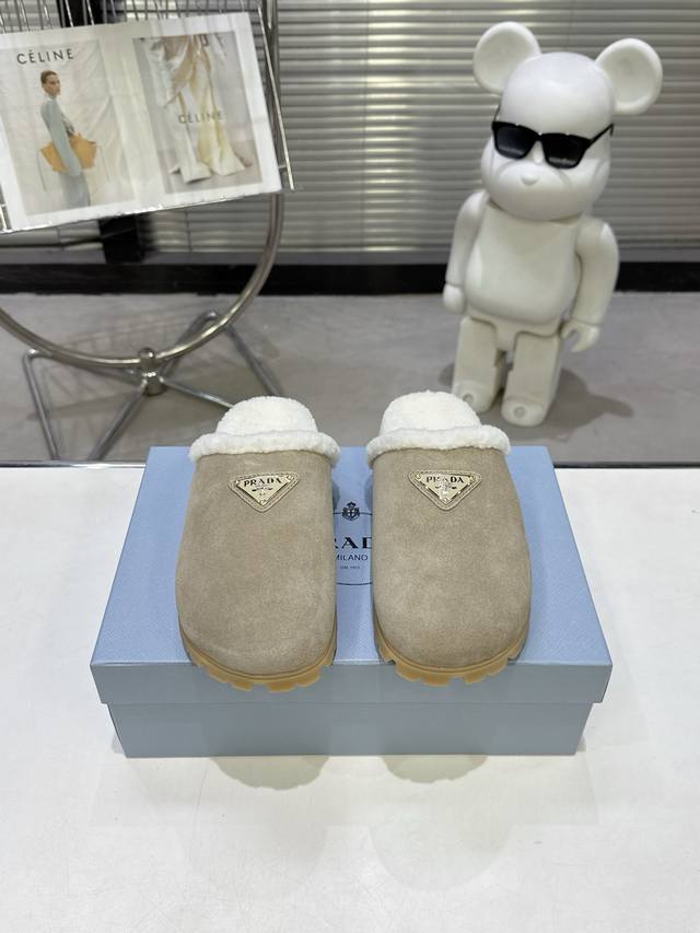 最新系列！Prada 普拉达秋冬季新款毛拖鞋 三角扣面包包头半拖鞋 最新走秀系列 经典升级 舒适度与时髦度并存 每个颜色搭配都好看，设计搭配不同风格需求 鞋面：