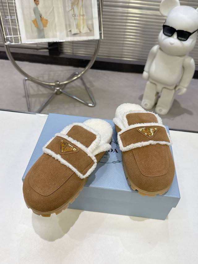 最新系列！Prada 普拉达2025秋冬季新款毛拖鞋 三角扣面包包头半拖鞋 最新走秀系列 经典升级 舒适度与时髦度并存 每个颜色搭配都好看，设计搭配不同风格需求