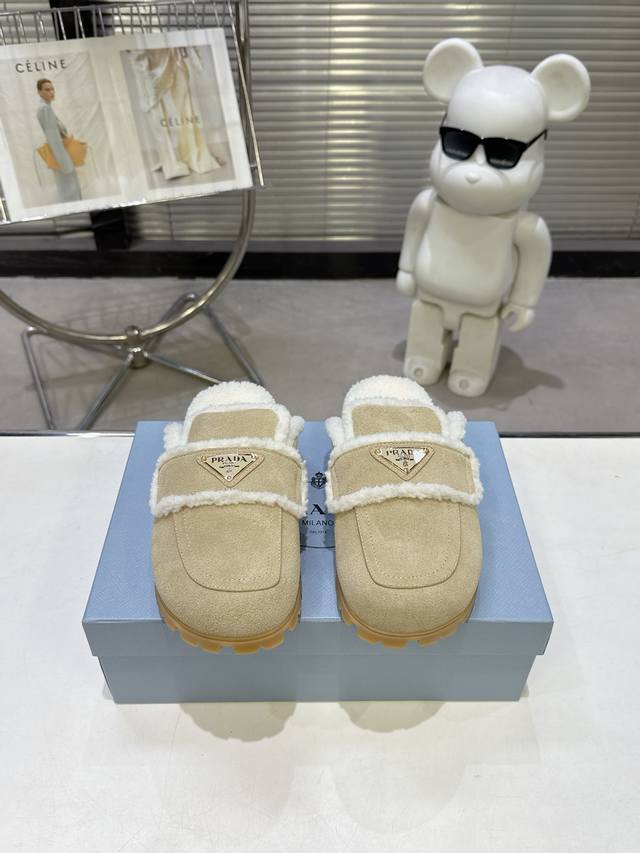 最新系列！Prada 普拉达2025秋冬季新款毛拖鞋 三角扣面包包头半拖鞋 最新走秀系列 经典升级 舒适度与时髦度并存 每个颜色搭配都好看，设计搭配不同风格需求