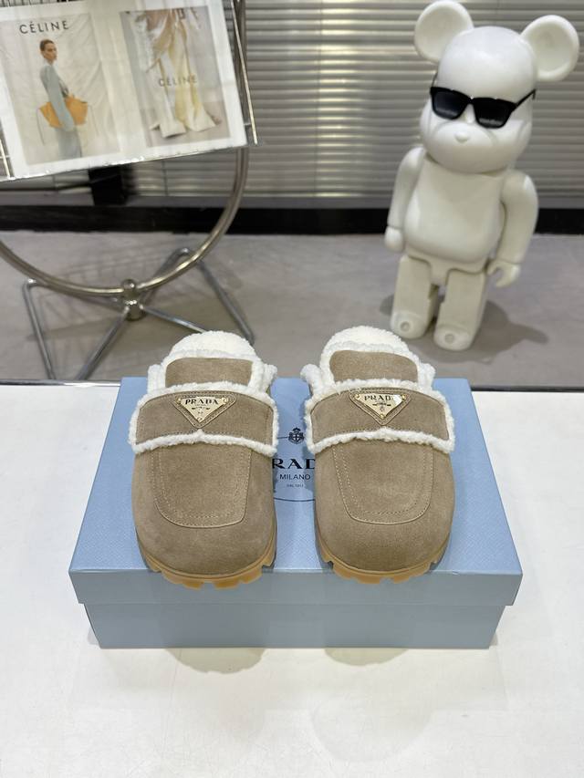 最新系列！Prada 普拉达2025秋冬季新款毛拖鞋 三角扣面包包头半拖鞋 最新走秀系列 经典升级 舒适度与时髦度并存 每个颜色搭配都好看，设计搭配不同风格需求