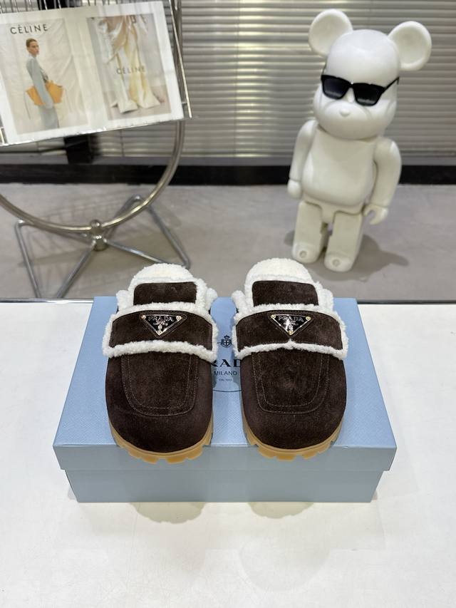 最新系列！Prada 普拉达2025秋冬季新款毛拖鞋 三角扣面包包头半拖鞋 最新走秀系列 经典升级 舒适度与时髦度并存 每个颜色搭配都好看，设计搭配不同风格需求