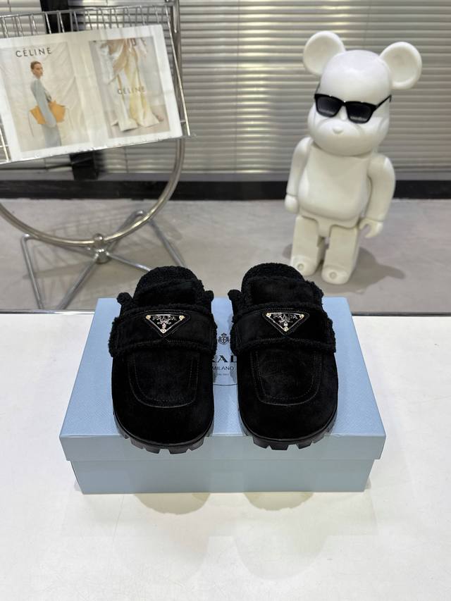 最新系列！Prada 普拉达2025秋冬季新款毛拖鞋 三角扣面包包头半拖鞋 最新走秀系列 经典升级 舒适度与时髦度并存 每个颜色搭配都好看，设计搭配不同风格需求