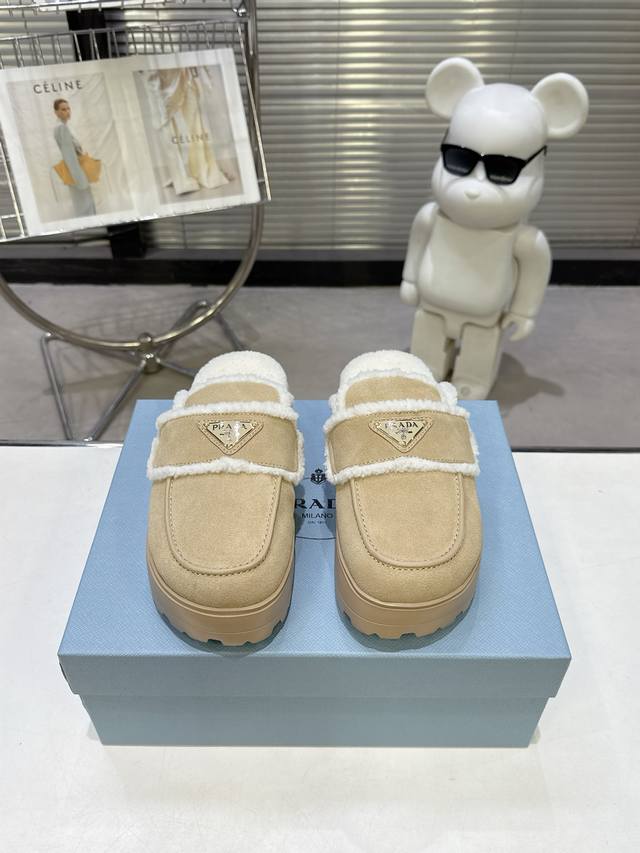 普拉达 Parda 秋冬爆款包头毛拖鞋 走秀单品，冬季室内，早春室外。该款羊皮毛拖鞋配有橡胶Ip超轻发泡鞋底，软羊革绗缝图案呼应标志性的Prada三角形，伴以涂