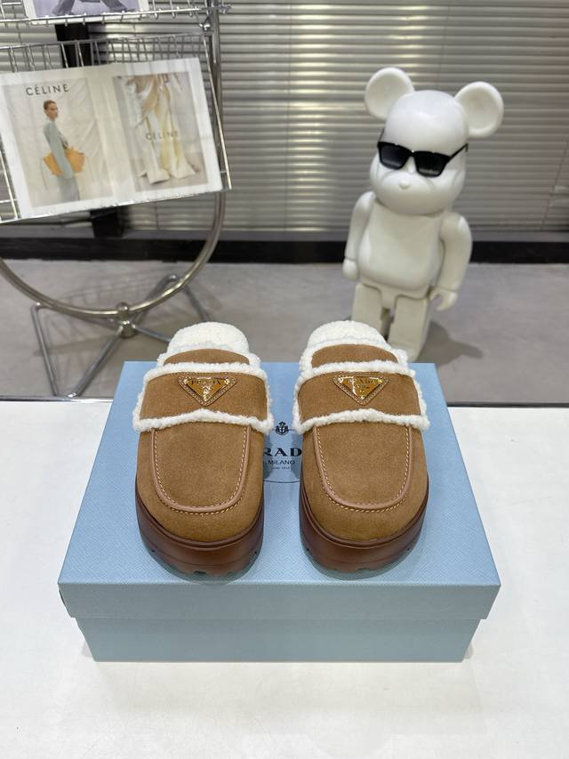 普拉达 Parda 秋冬爆款包头毛拖鞋 走秀单品，冬季室内，早春室外。该款羊皮毛拖鞋配有橡胶Ip超轻发泡鞋底，软羊革绗缝图案呼应标志性的Prada三角形，伴以涂