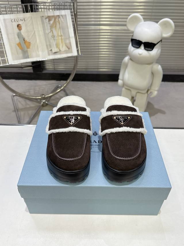 普拉达 Parda 秋冬爆款包头毛拖鞋 走秀单品，冬季室内，早春室外。该款羊皮毛拖鞋配有橡胶Ip超轻发泡鞋底，软羊革绗缝图案呼应标志性的Prada三角形，伴以涂