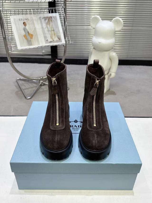 Prada 普拉达秋冬新款经典三角标一脚蹬马丁靴 王炸女靴 短靴 冬天买不到的系列，绝对是今年的大爆款！！贼好看！Prada靴子真的很哇塞！上脚大气显腿瘦气质这