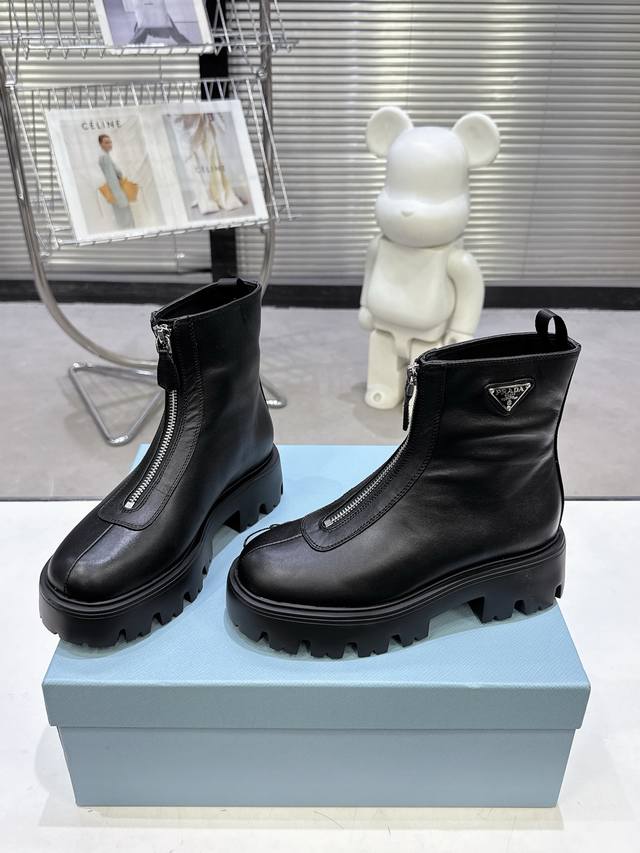 Prada 普拉达秋冬新款经典三角标一脚蹬马丁靴 王炸女靴 短靴 冬天买不到的系列，绝对是今年的大爆款！！贼好看！Prada靴子真的很哇塞！上脚大气显腿瘦气质这