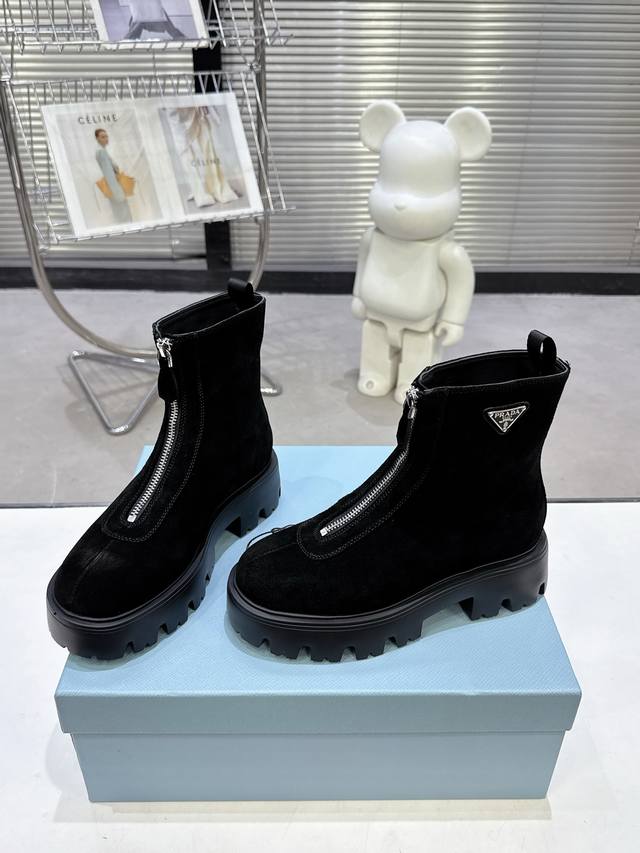 Prada 普拉达秋冬新款经典三角标一脚蹬马丁靴 王炸女靴 短靴 冬天买不到的系列，绝对是今年的大爆款！！贼好看！Prada靴子真的很哇塞！上脚大气显腿瘦气质这