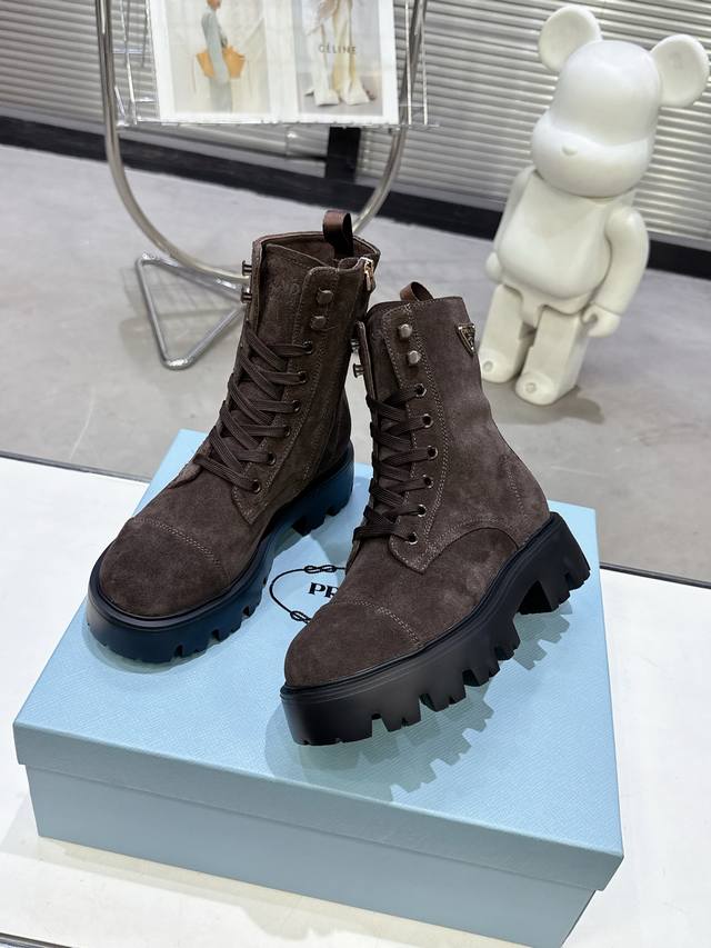 Prada 普拉达经典三角标一脚蹬马丁靴王炸女靴 短靴 冬天买不到的系列，绝对是今年的大爆款！！贼好看！Prada靴子真的很哇塞！上脚大气显腿瘦气质这块刚好拿捏