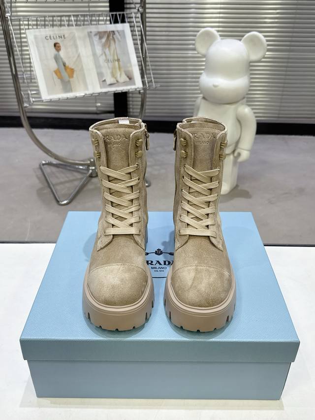 Prada 普拉达经典三角标一脚蹬马丁靴王炸女靴 短靴 冬天买不到的系列，绝对是今年的大爆款！！贼好看！Prada靴子真的很哇塞！上脚大气显腿瘦气质这块刚好拿捏