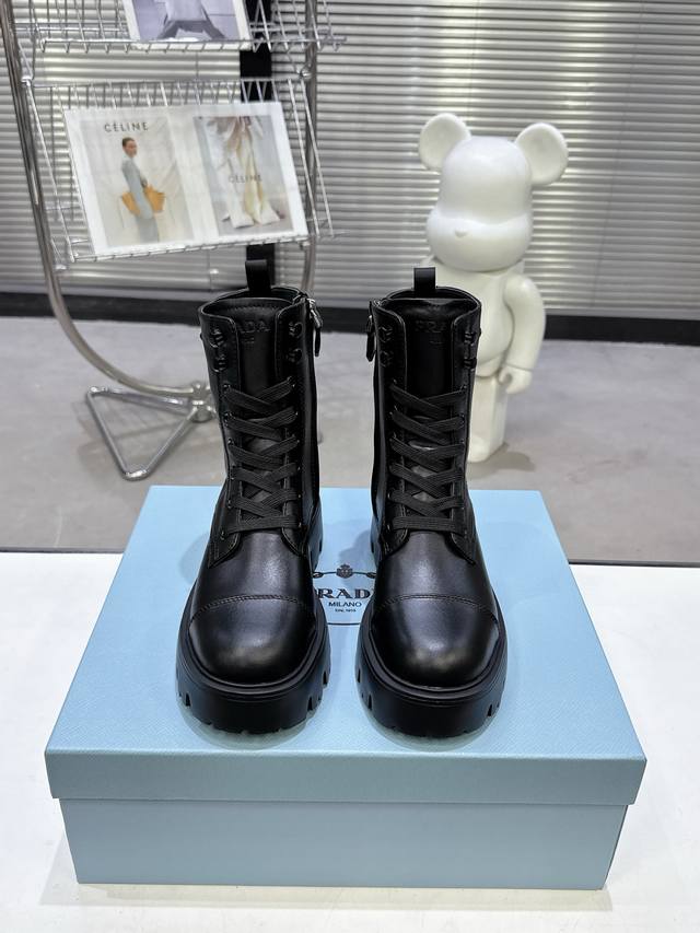 Prada 普拉达经典三角标一脚蹬马丁靴王炸女靴 短靴 冬天买不到的系列，绝对是今年的大爆款！！贼好看！Prada靴子真的很哇塞！上脚大气显腿瘦气质这块刚好拿捏