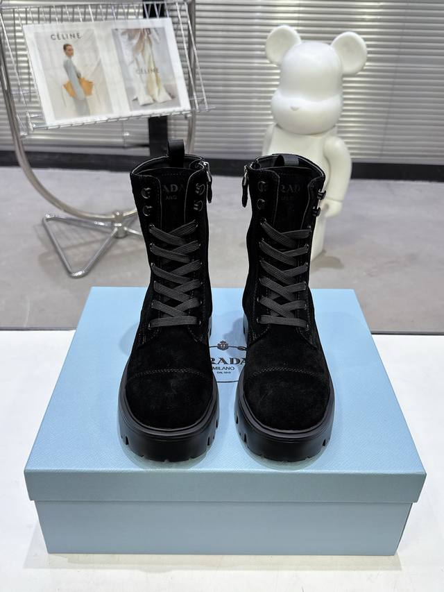 Prada 普拉达经典三角标一脚蹬马丁靴王炸女靴 短靴 冬天买不到的系列，绝对是今年的大爆款！！贼好看！Prada靴子真的很哇塞！上脚大气显腿瘦气质这块刚好拿捏