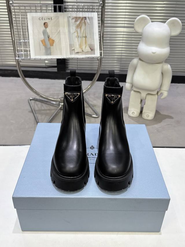 2025“Prada 普拉达”，顶级版本 原板一比一开发，上脚非常完美显腿瘦气质杠杠的 面料：进口开边珠 小牛皮 内里：超软牛里 大底:橡胶Ip超轻发泡成行大底