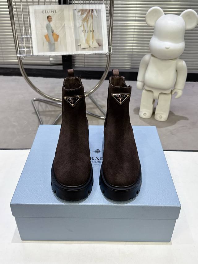 2025“Prada 普拉达”，顶级版本 原板一比一开发，上脚非常完美显腿瘦气质杠杠的 面料：进口开边珠 小牛皮 内里：超软牛里 大底:橡胶Ip超轻发泡成行大底