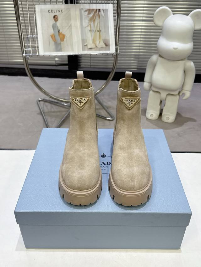 2025“Prada 普拉达”，顶级版本 原板一比一开发，上脚非常完美显腿瘦气质杠杠的 面料：进口开边珠 小牛皮 内里：超软牛里 大底:橡胶Ip超轻发泡成行大底
