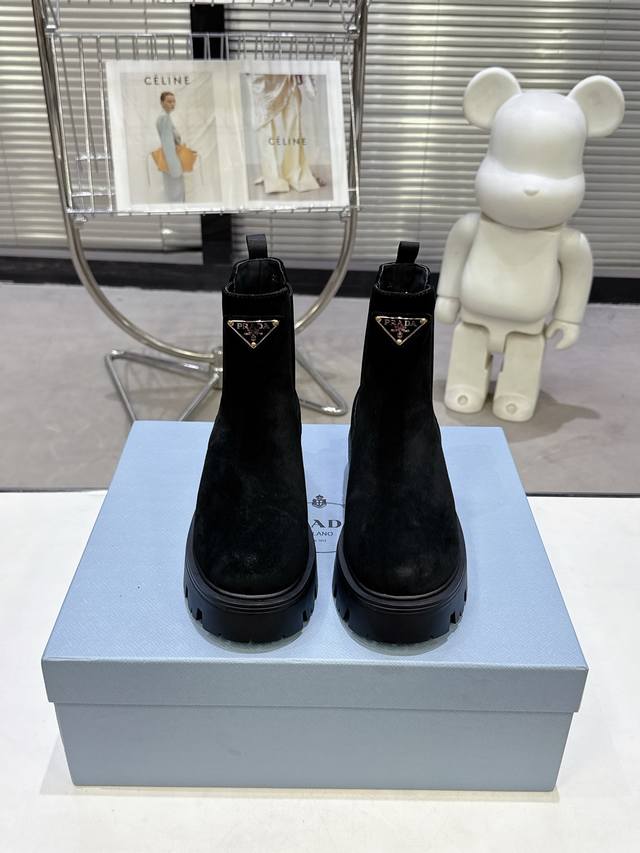 2025“Prada 普拉达”，顶级版本 原板一比一开发，上脚非常完美显腿瘦气质杠杠的 面料：进口开边珠 小牛皮 内里：超软牛里 大底:橡胶Ip超轻发泡成行大底