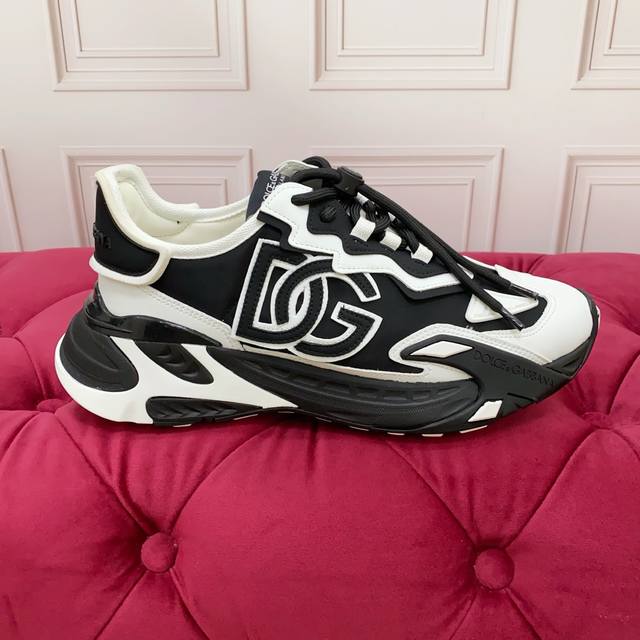 实价： 男女 款 高质量 品牌大底Dolce & Gabbana 2025新款 米白盒包装 品牌大底 独家精工定制上市 品牌字母工艺点缀绝美奢华闪耀 精湛的做工