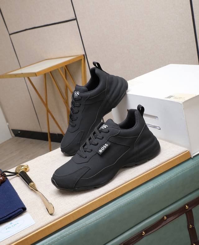 出厂价p Boss 原版男鞋 经典款休闲鞋本款是官方主打经典款，1:1质量，原厂名师制作，采用进口牛皮鞋面舒适羊皮內里羊皮鞋垫，完美楦型，大方时尚的设计，吸引了